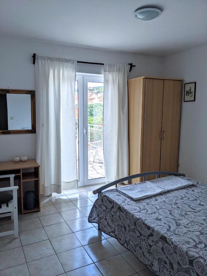 Central Studio Apartments & Dormitory Rooms Supetar Buitenkant foto