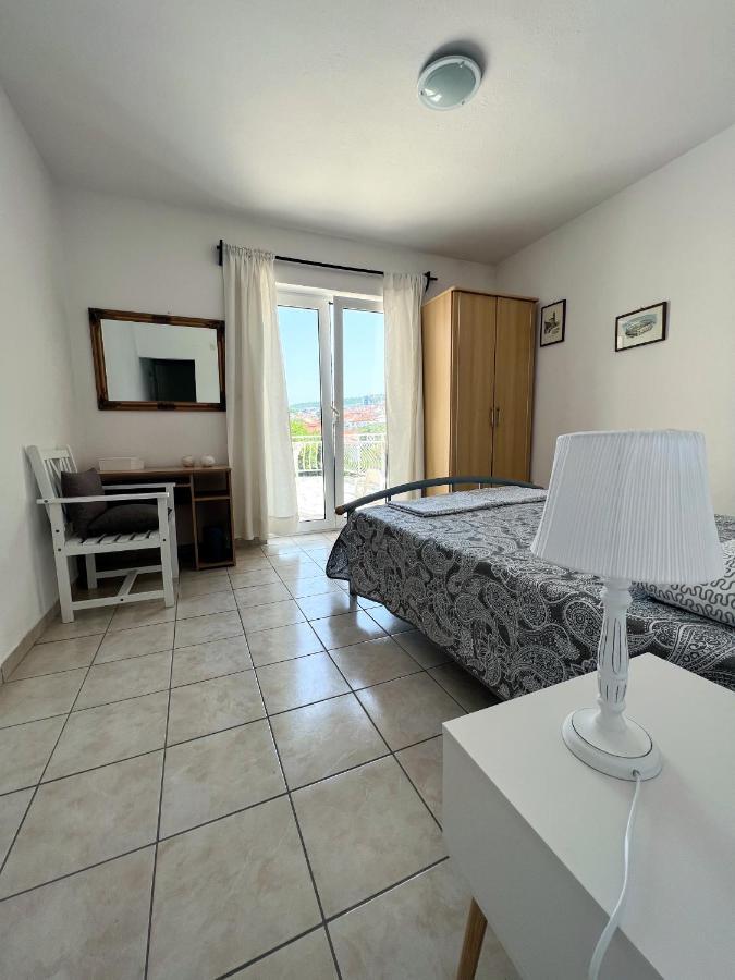 Central Studio Apartments & Dormitory Rooms Supetar Buitenkant foto