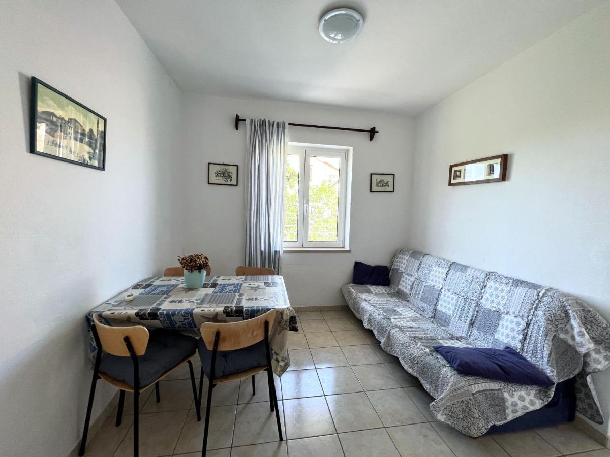 Central Studio Apartments & Dormitory Rooms Supetar Buitenkant foto
