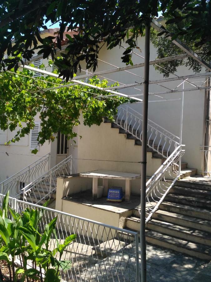 Central Studio Apartments & Dormitory Rooms Supetar Buitenkant foto